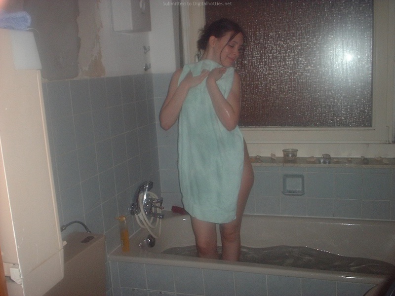 Фото раздетой фрау без полотенца в ванной комнате