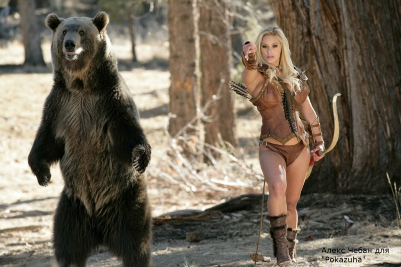 Эротика от сексуальной грудастой блондинки с медведем в дикой природе 1 фото