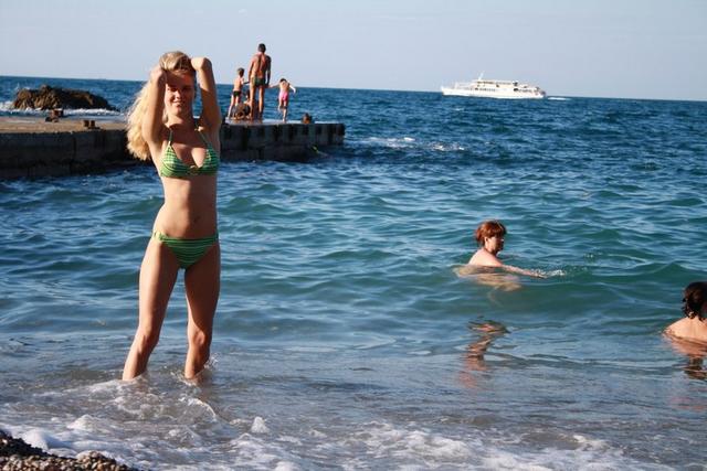 Симпатичная девушка трахается с парнем дома и позирует у моря 11 фото