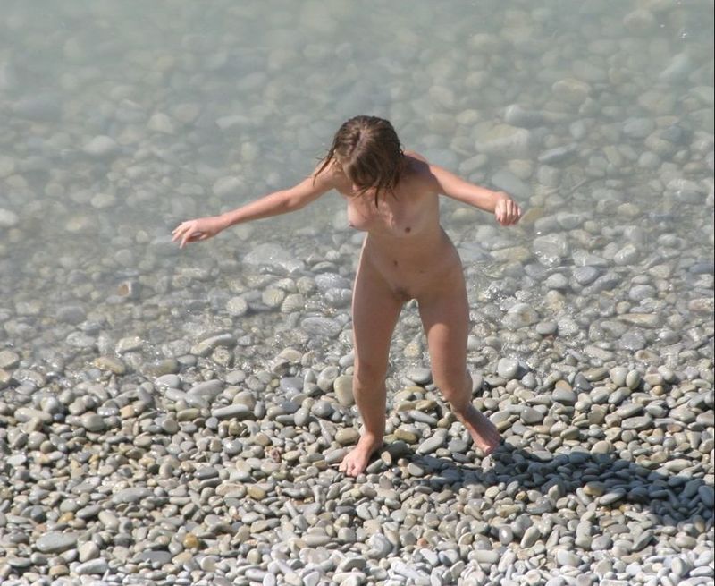 Девушки купаются и загорают голышом на пляже 5 фото