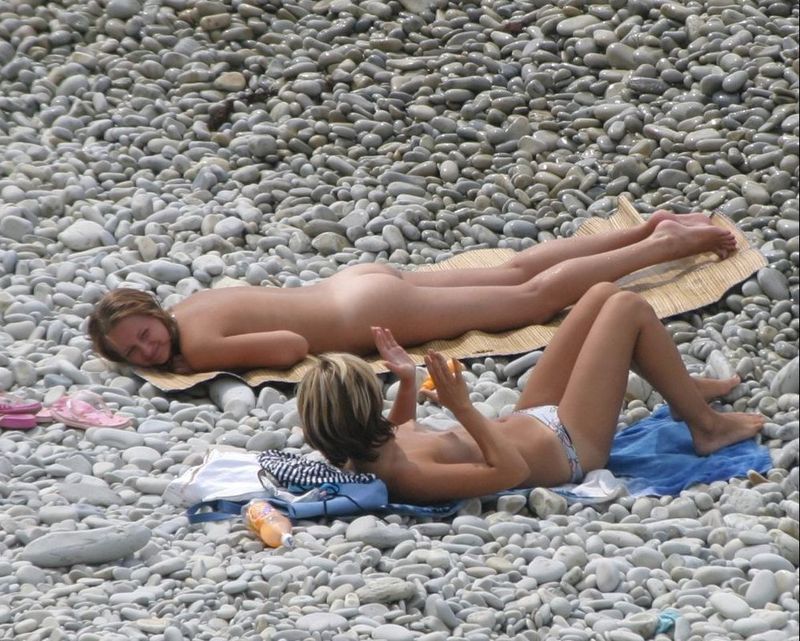 Девушки купаются и загорают голышом на пляже 4 фото