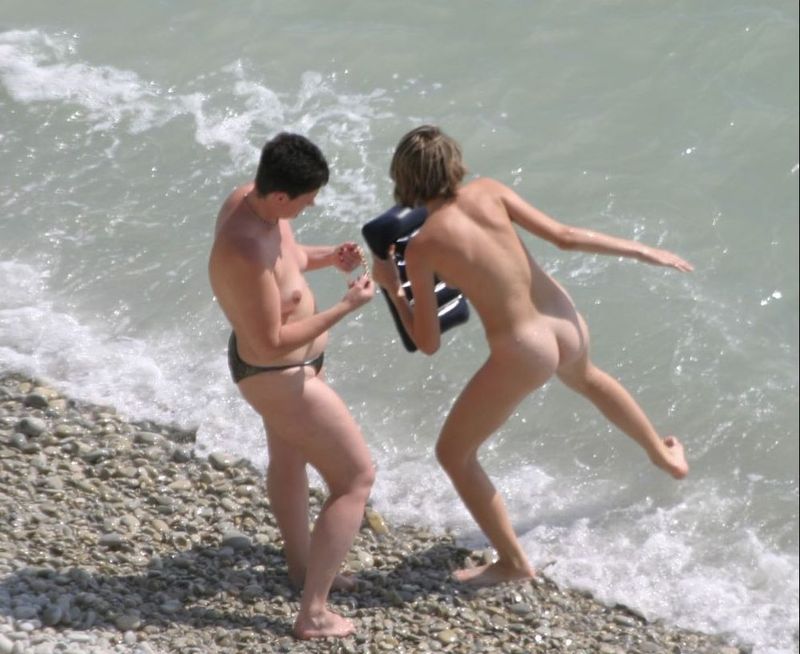 Девушки купаются и загорают голышом на пляже 7 фото
