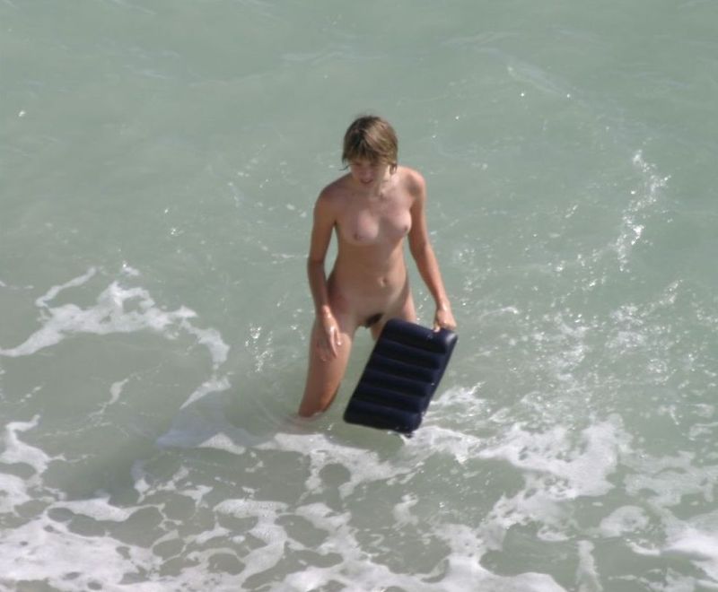 Девушки купаются и загорают голышом на пляже 8 фото