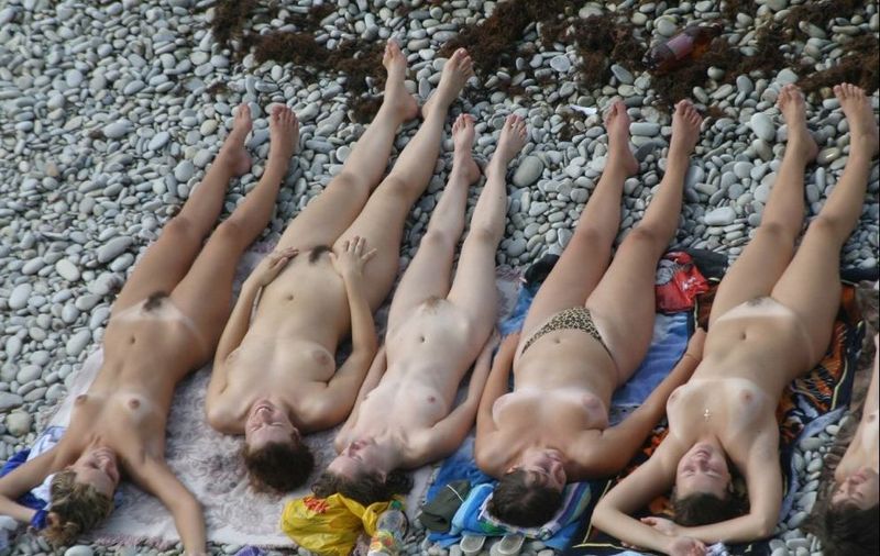 Девушки купаются и загорают голышом на пляже 11 фото