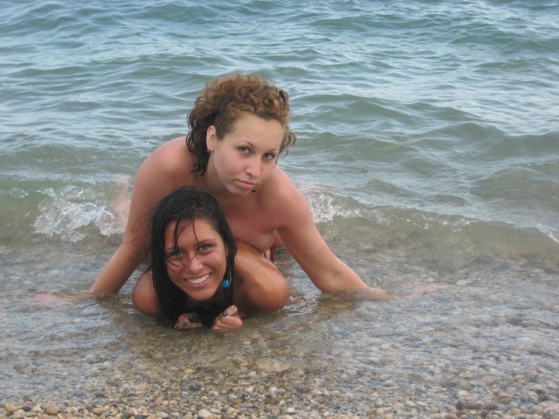 Две молодые любовницы лежат на пляже голышом 8 фото
