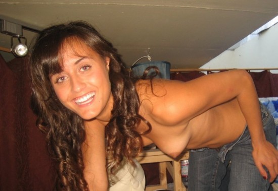 Латино-американская девушка весело ерзает попкой 2 фото