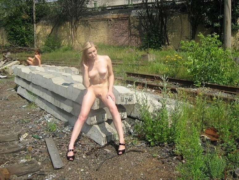 Прогулка девушки по лесу без нижнего белья фото - венки-на-заказ.рф