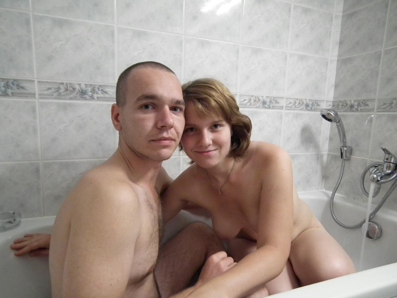 Оральный секс молодой девушки и ее парня на кровати 19 фото