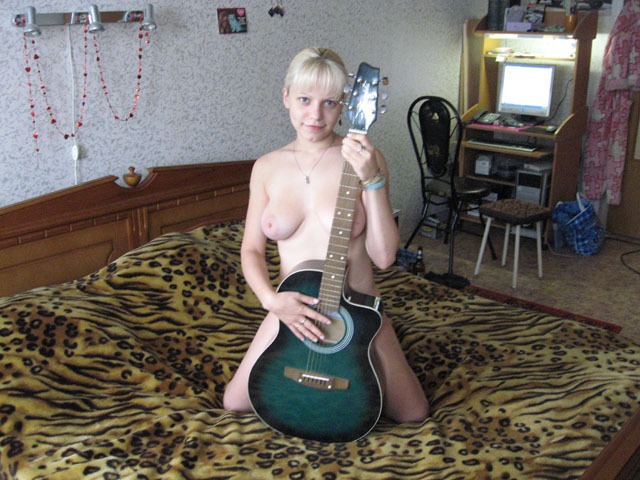 Акустическая гитара голые девушки, эротика и порно