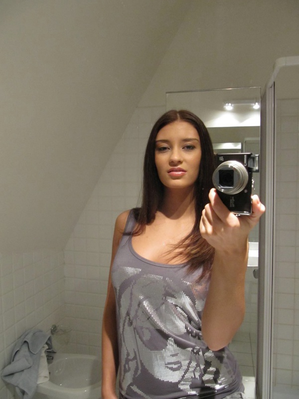 Обнаженная темноволосая девчонка с камерой в ванной 1 фото