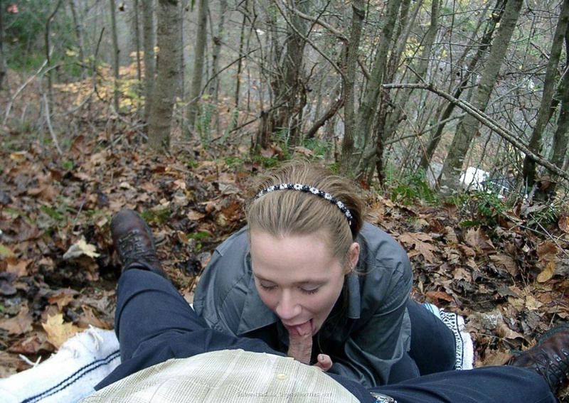 Молодая плутовка сосет член и дрочит его до оргазма себе на лицо в лесу 2 фото
