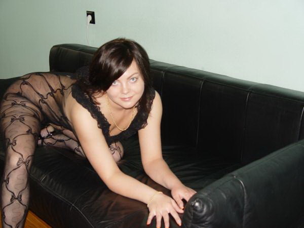 Сексапильная барышня с горячим телом шалит на диване 5 фото