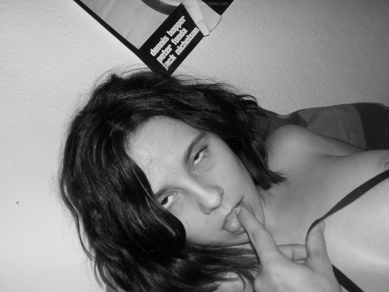Черно-белый секс с игривой горячей девушкой с волосатой киской 15 фото