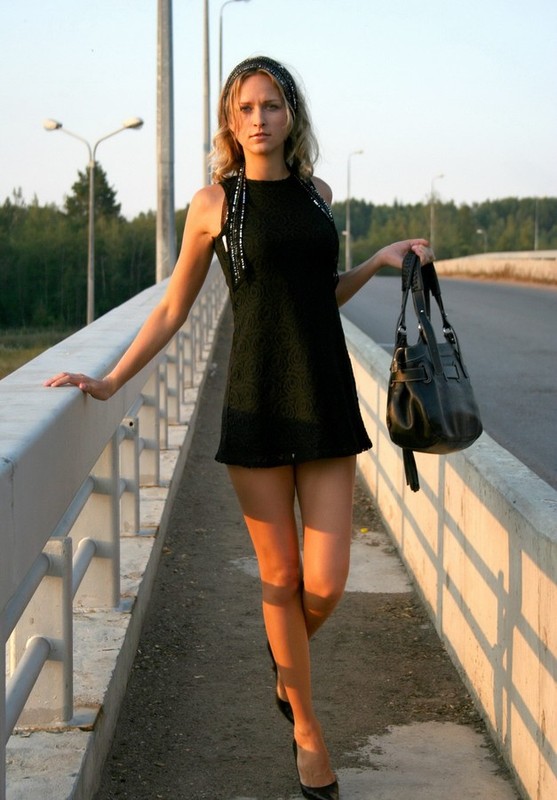 Юная девушка раздевается на мосту - фото ню