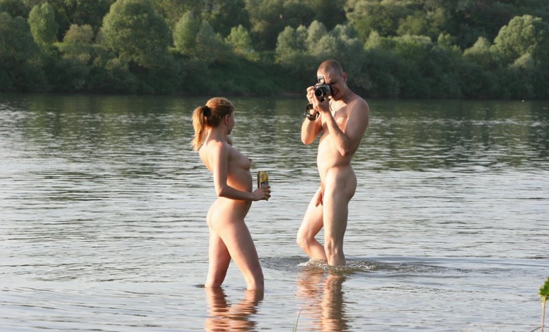 Голые любовники на берегу реки 6 фото